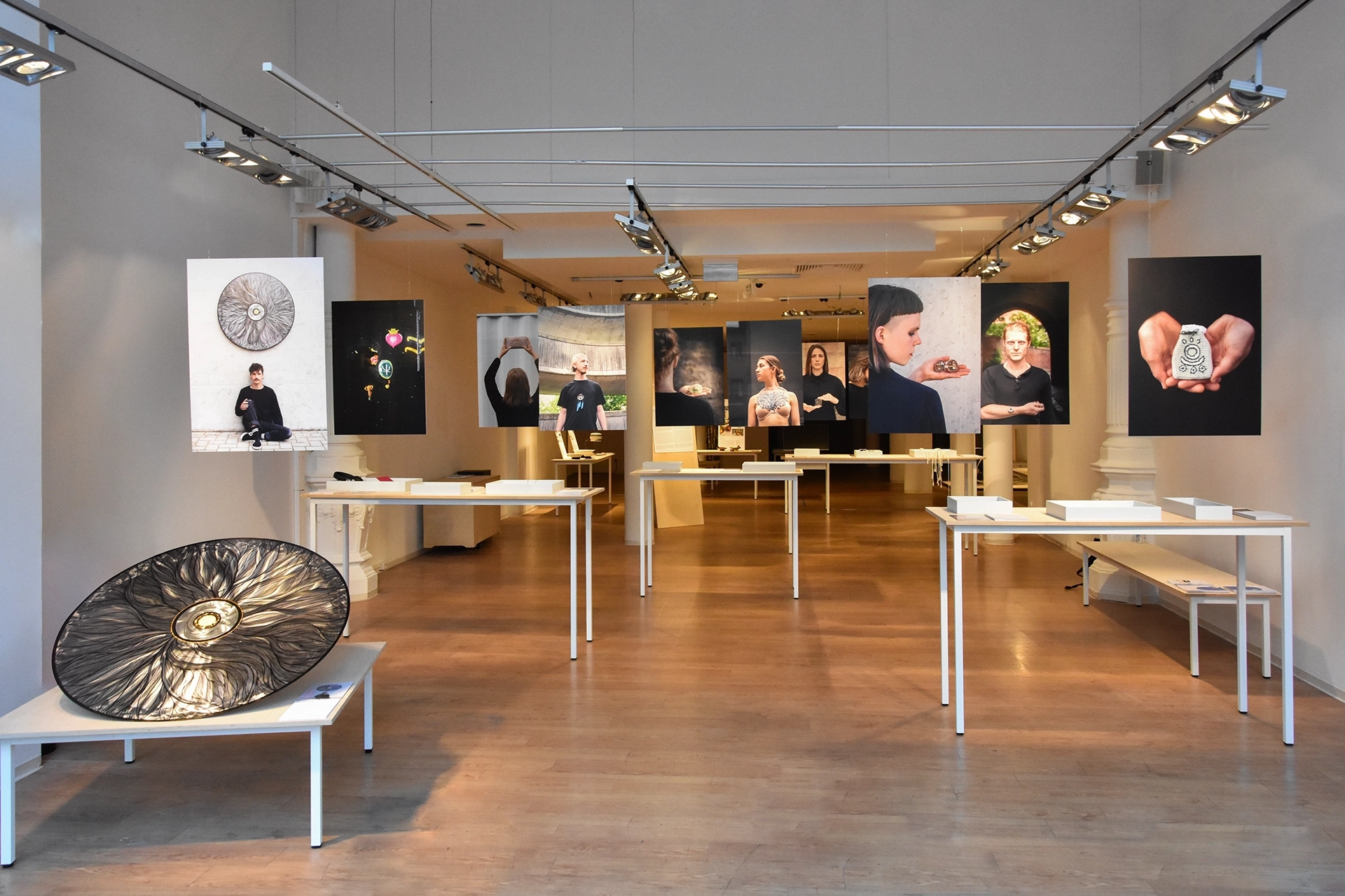 Ausstellung_Talismanische-Ereignisse_Ausstellungsansicht_04-1920