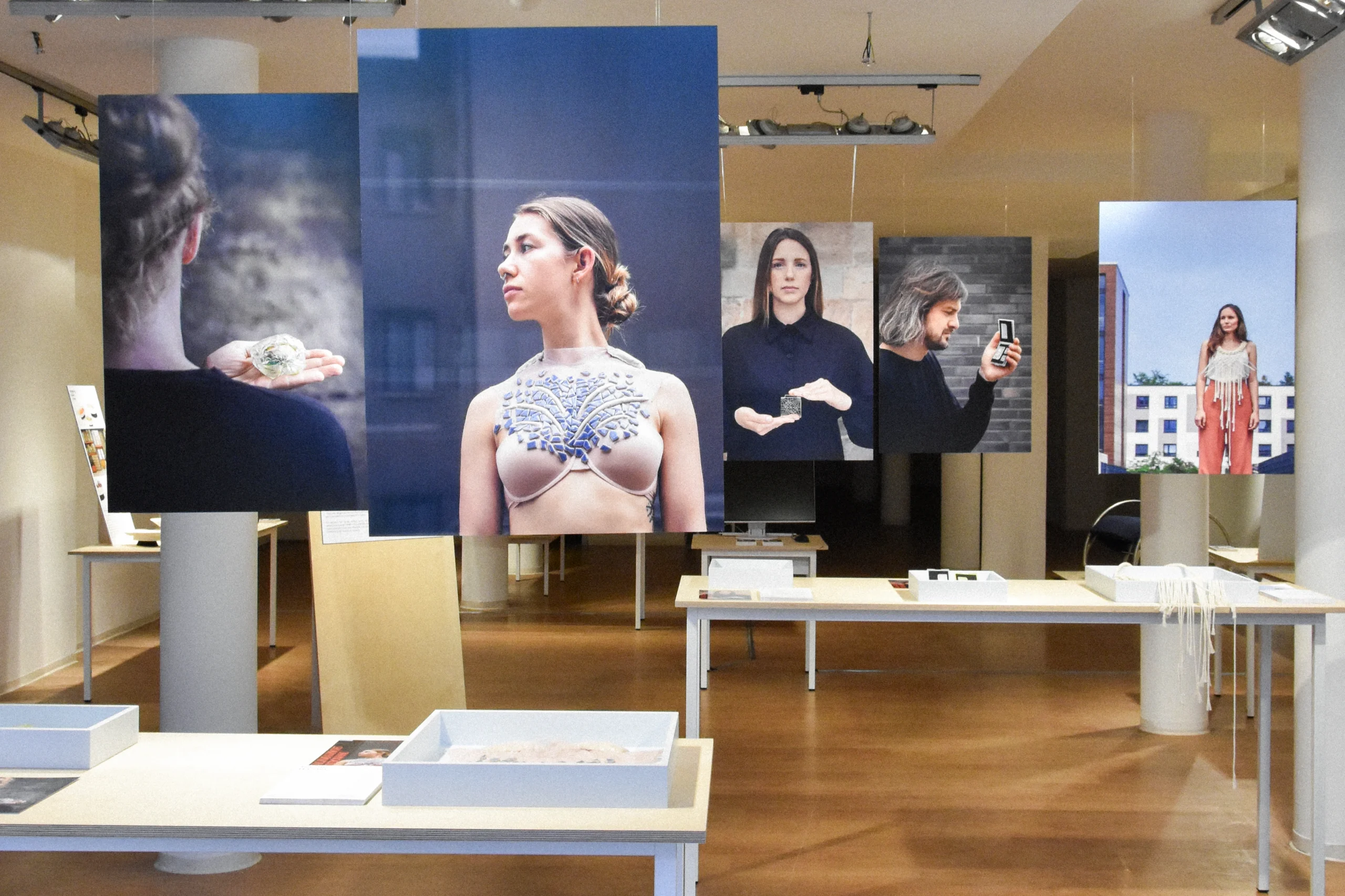 Ausstellung_Talismanische-Ereignisse_Ausstellungsansicht_08-1920