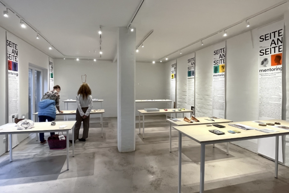 Ausstellung_Mentoring-Seite-an-Seite_Ausstellungsansicht_01-960