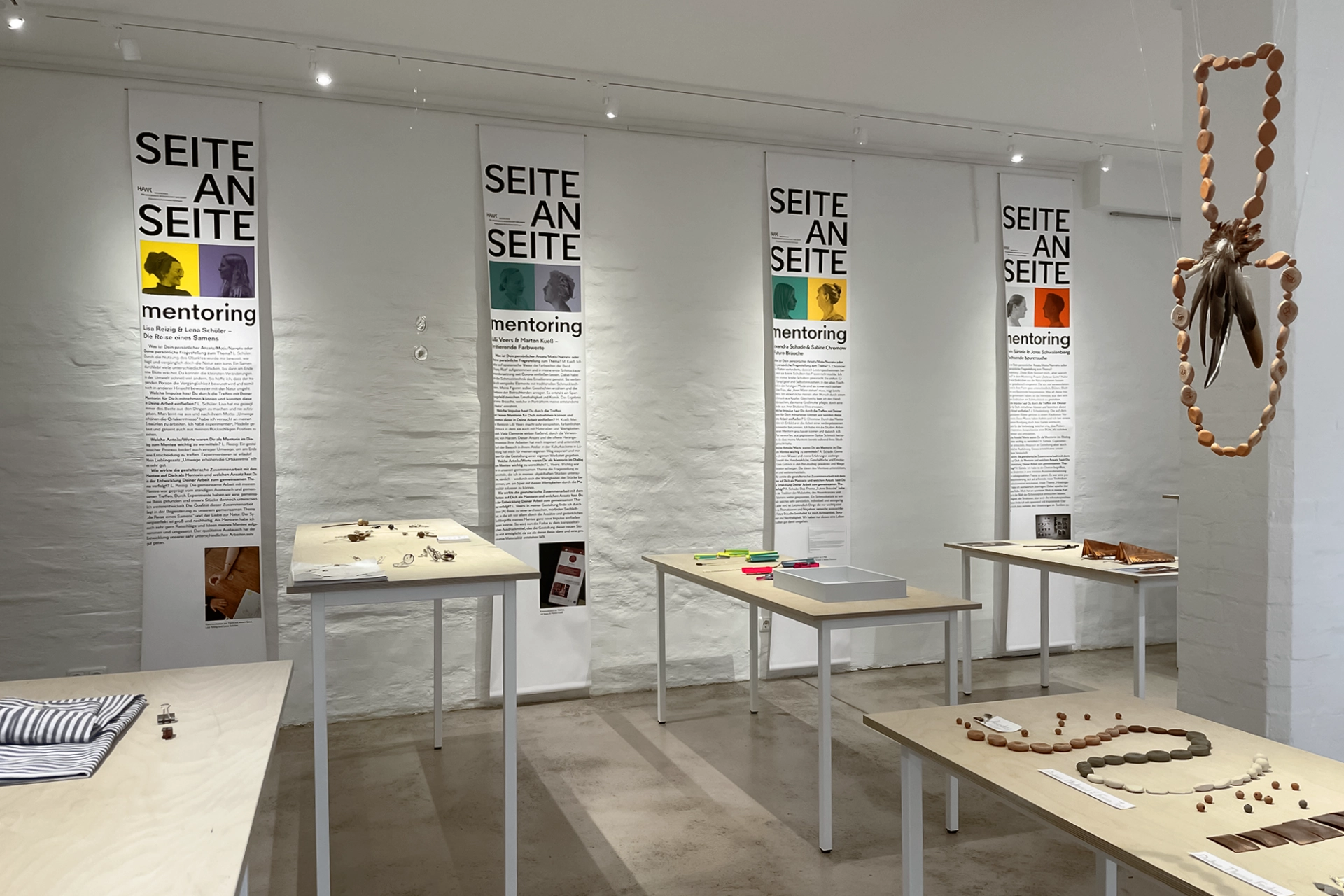 Ausstellung_Mentoring-Seite-an-Seite_Ausstellungsansicht_03-1920