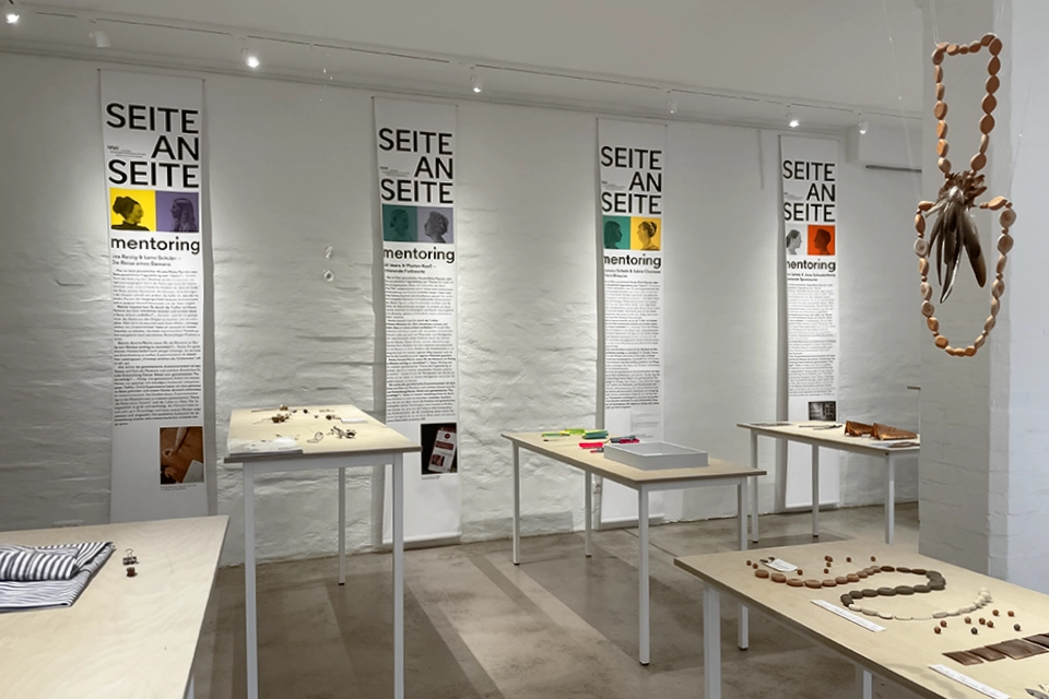 Ausstellung_Mentoring-Seite-an-Seite_Ausstellungsansicht_03-960