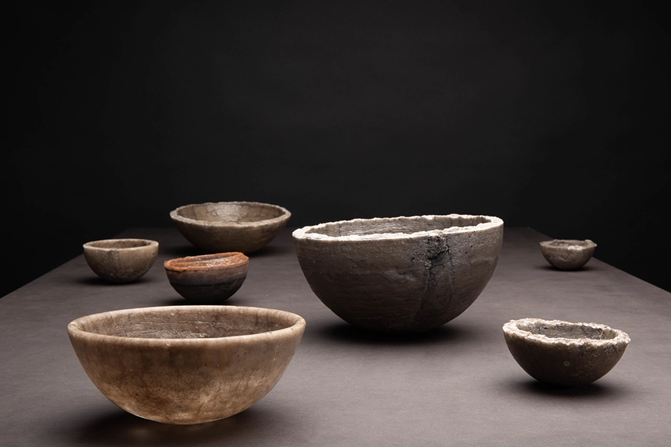 Gerrit-Schulze-Raestrup_The-Empathy-Of-Objects_Five-bowls-to-share-salt_2023-24_02-960