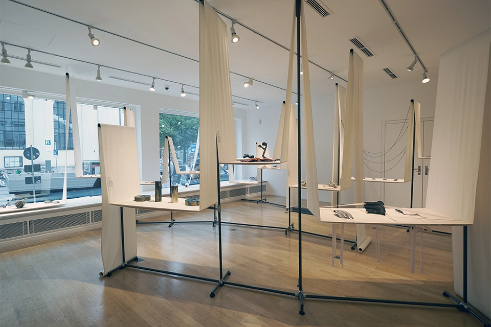 03_Ausstellungsansicht-vorne_Tim-Lovis-Emma_Foto-Ulrich-Sanberger_960